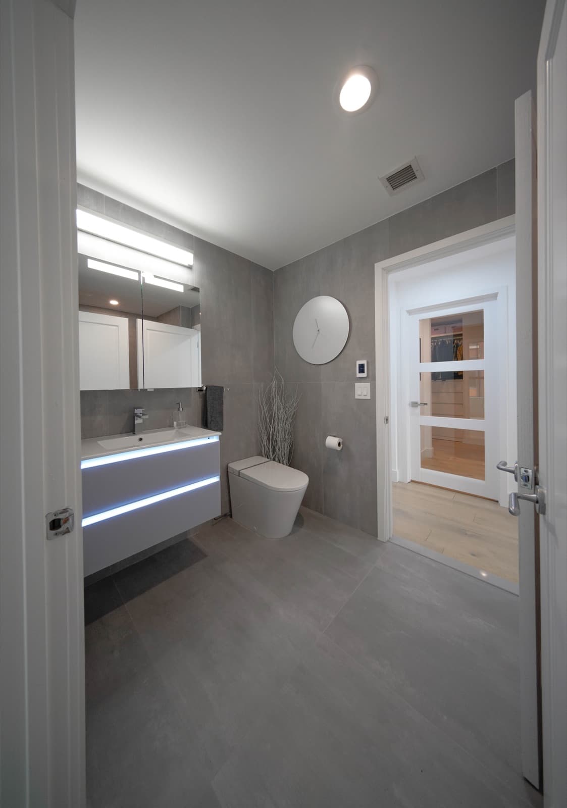 Guest bathroom with a floating vanity